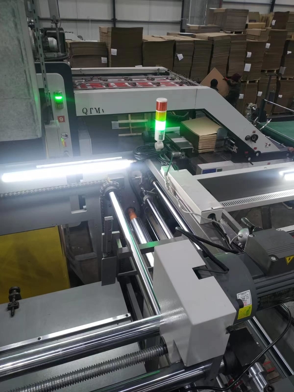 Geri Besleyici 3 Kat 5 Kat Flüt Laminasyon Makinesi 150m / Min PLC Kontrolü