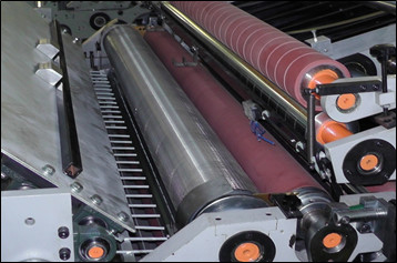 CE 5 Katmanlı Oluklu Kutu Flüt Laminasyon Yapıştırma Makinesi PLC Kontrolü