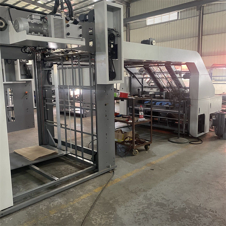 Önde gelen besleyici Yüksek Hızlı Flüt Laminatörü Laminasyon Kalınlığı Aralığı 1-10 mm Seçmeli Geri Besleyici Performansı