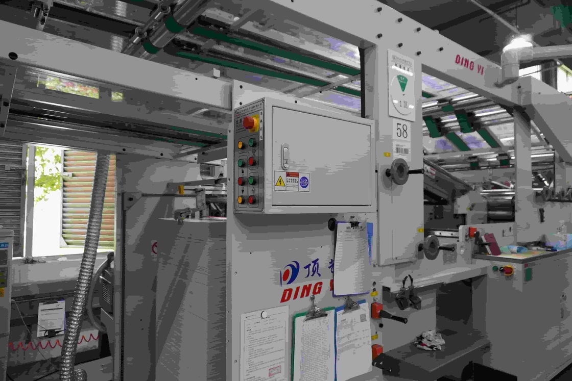 Yüksek hassasiyetli karton laminatörü ± 0.5mm doğruluk ve 100-800g/m2 üst kağıt kalınlığı ile